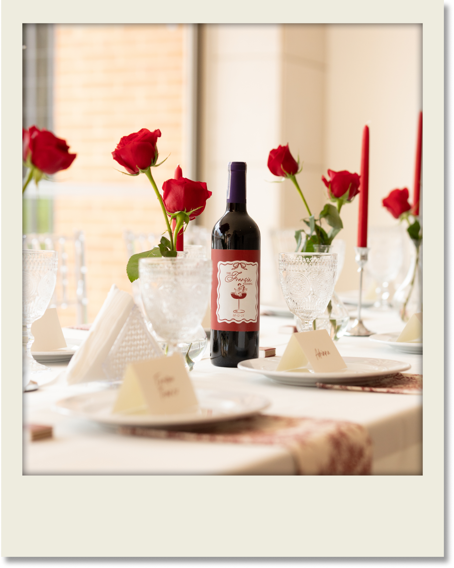Set de mesa con vino y rosas